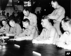 지난 1953년 7월 30일 마크 클라크 유엔군 최고사령관이문산 유엔군 기지에서 한국전쟁 정전협졍에 서명하고 있다.