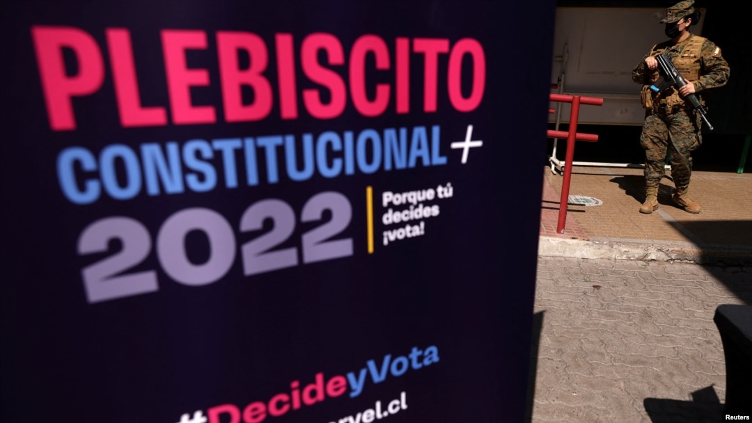 Los chilenos votan el domingo 4 de septiembre de 2022 durante un plebiscito que dará el sí o el no a una nueva propuesta de Constitución.
