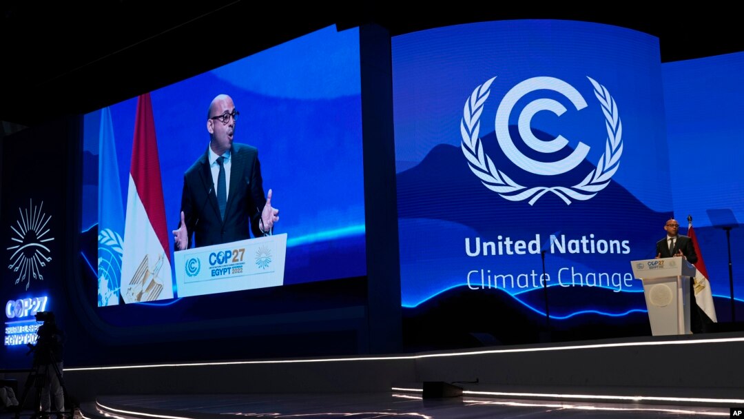Simon Stiell, jefe climático de la ONU, habla durante una sesión plenaria de clausura en la Cumbre Climática COP27 de la ONU, el 20 de noviembre de 2022, en Sharm el-Sheikh, Egipto.