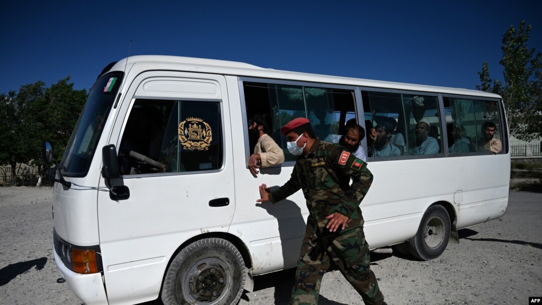 Qamoqdan ozod qilingan Tolibon mahbuslari avtobusda olib ketilmoqda, Bagram, Afg'oniston, 2020-yil, 26-may.