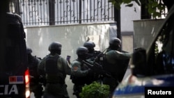 因網絡攻擊事件，阿爾巴尼亞與伊朗切斷關係並下令其外交官離境，阿爾巴尼亞安全部隊成員進入伊朗駐地拉那大使館。(2022年9月8日)