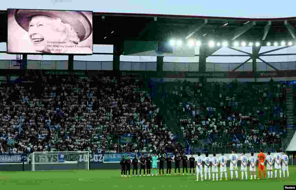Players take a minute of silence before the start of the second half of the Europa League Group A match between FC Zurich and Arsenal at the Areana St. Gallen in St. Gallen, Switzetland, after the death of Britain's Queen Elizabeth, Sept. 8, 2022.