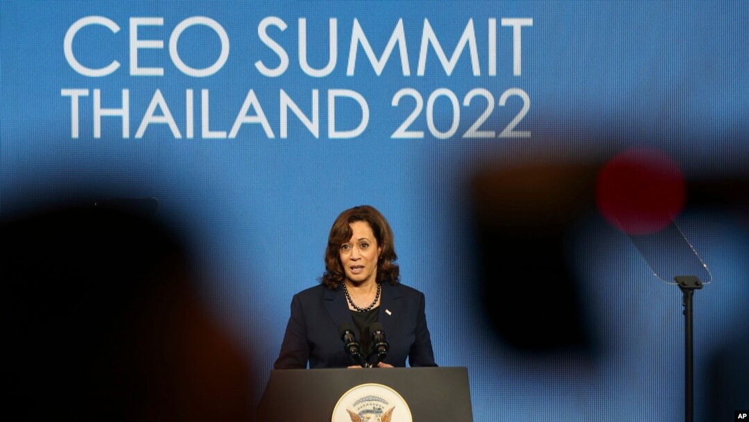La vicepresidenta de EEUU, Kamala Harris, se dirige a la Cumbre de CEO de APEC durante la Cumbre de Cooperación Económica Asia-Pacífico (APEC) en Bangkok, el 18 de noviembre de 2022.