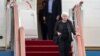 La secretaria del Tesoro de EEUU, Janet Yellen, desciende del avión durante una visita a China en julio de 2023.