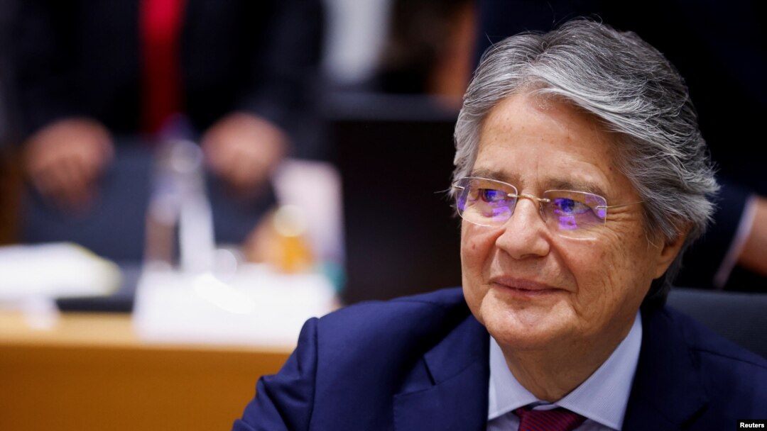 El presidente de Ecuador, Guillermo Lasso, asiste a una mesa redonda durante la cumbre entre líderes de la Unión Europea (UE) y la Comunidad de Estados Latinoamericanos y Caribeños (CELAC), en Bruselas, Bélgica, el 17 de julio de 2023.