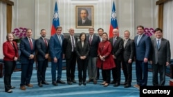 美國國會眾議院軍事委員會主席邁克·羅傑斯率領多位委員會兩黨成員對台灣進行為期三天訪問，並於6月28日和台灣總統蔡英文會面。（照片來源：台灣總統府）