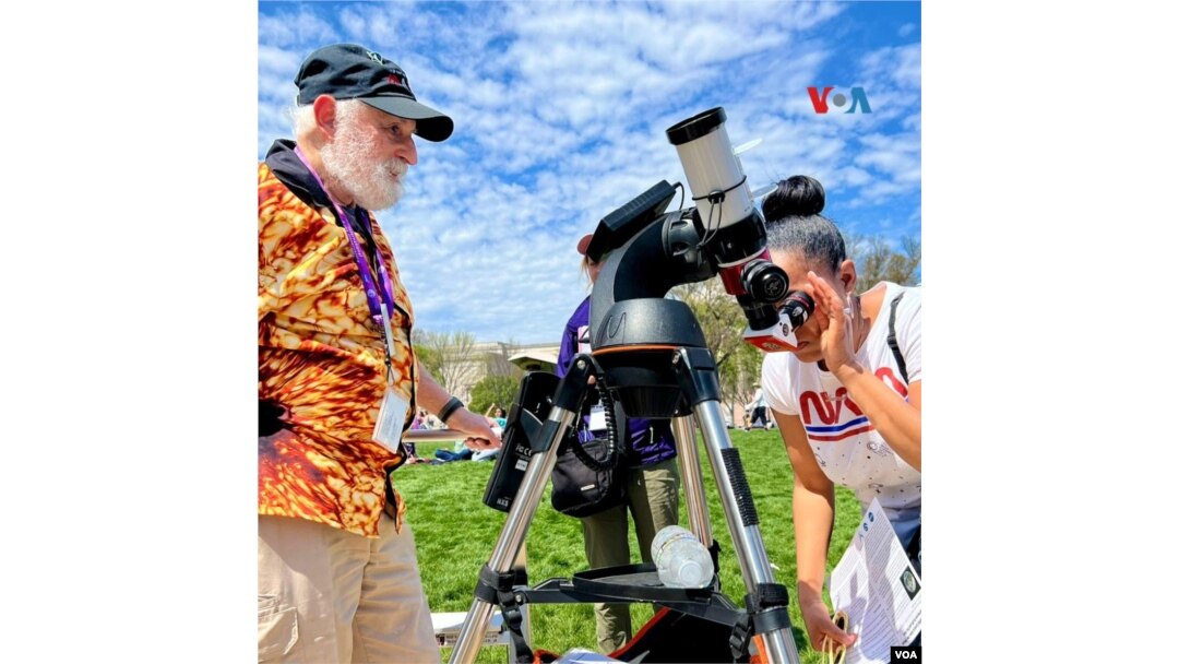 En Fotos | Miles de personas salen a las calles para disfrutar del eclipse total
