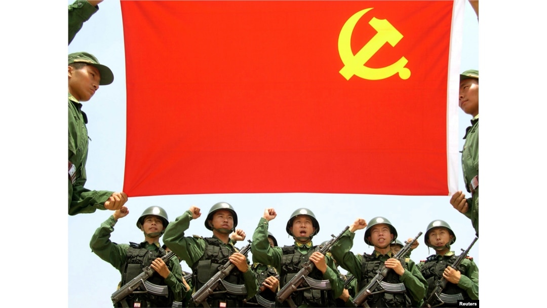 中國軍隊士兵向中共黨旗宣誓。