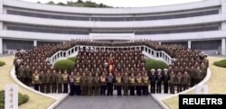 10일 김정은 북한 국무위원장이 김정일군정대학을 둘러본 후 단체사진을 찍고 있다.