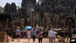 Khách du lịch tham quan đền Bayon tại quần thể đền Angkor Wat ở tỉnh Siem Reap, Campuchia. Đài Loan đang cân nhắc cảnh báo công dân về những rủi ro khi đi du lịch đến các quốc gia có quan hệ chặt chẽ với Trung Quốc như Lào và Campuchia.