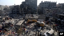 Palestinos buscan sobrevivientes entre los escombros de edificios destruidos por ataques israelíes en el campo de refugiados de Jabaliya, en el norte de la Franja de Gaza, el 1 de noviembre de 2023.