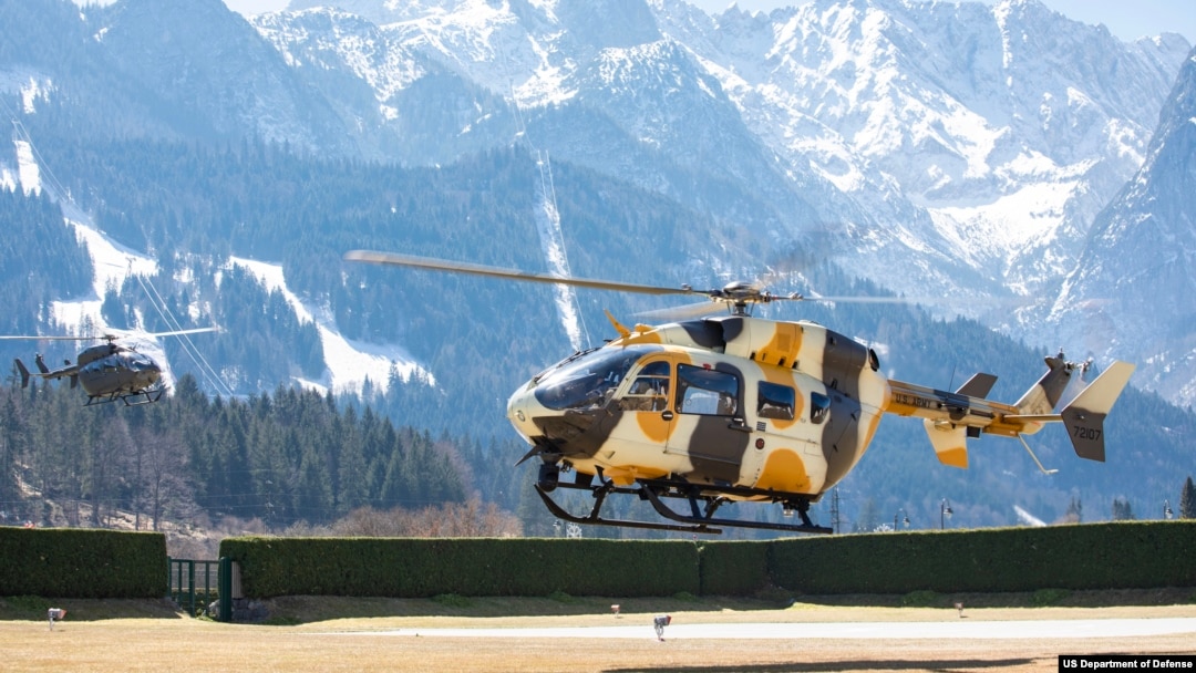 Un grupo de helicópteros UH-72 Lakota se preparan para aterrizar en Sheridan Barracks en Garmisch-Partenkirchen, Alemania, el 1 de abril de 2020.