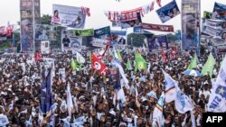 Wafuasi wa Rais wa DRC Felix Tshisekedi wakiwa kwenye mkutano wa kampeni Desemba 18 mjini Kinshasa.