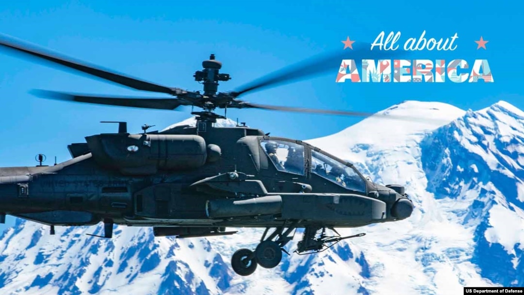 Un helicóptero Apache AH-64E realiza un vuelo cerca del Monte Rainier, en Washington, Estados Unidos 1 de julio de 2022.