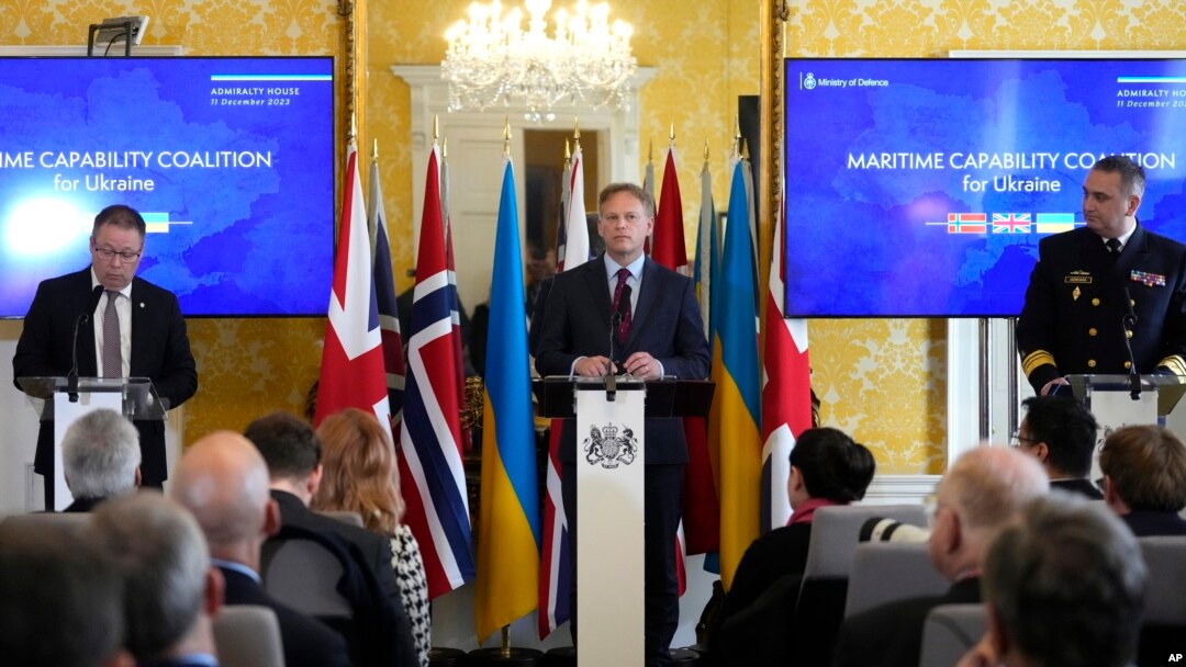Britain's Defense Secretary Grant Shapps, center, takes part in a press conference with Norway's Minister of Defense Bjorn Arild Gram, left, and Vice Admiral Oleksii Neizhpapa of Ukraine, right, in London, Dec. 11, 2023. 