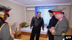 10일 김정은 국무위원장이 김정일군정대학 기숙사 숙소를 시찰 중이다.