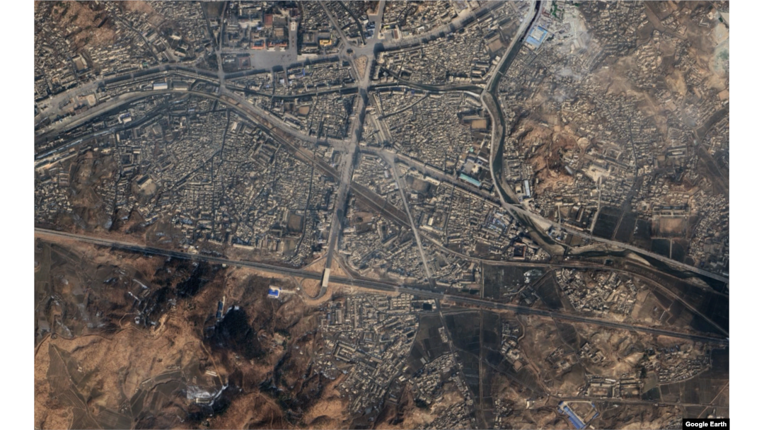 개성 시내 곳곳에서 한국 버스를 볼 수 있다. 자료=Airbus (via Google Earth)