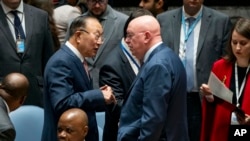 Çin'in BM Büyükelçisi Zhang Jun (solda), Rusya'nın BM Daimi Temsilcisi Vasili Nebenzia ile konuşurken - 16 Ekim 2023