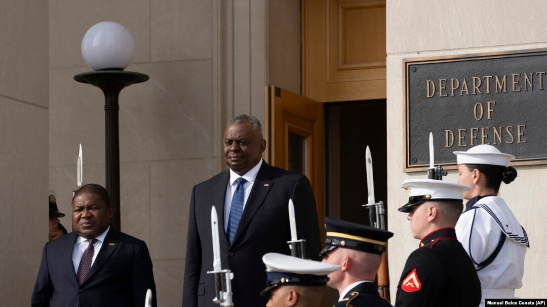 O Secretário da Defesa, Lloyd Austin, dá as boas-vindas ao Presidente de Moçambique, Filipe Nyusi, ao Pentágono durante uma cerimónia