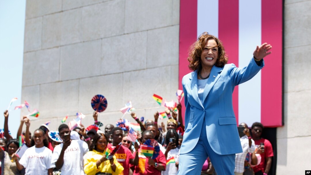 La vicepresidente de EEUU, Kamala Harris, saluda a una plaza de Accra, la capital de Ghana, donde pronunció un discurso ante jóvenes ghaneses el 28 de marzo de 2023.