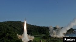 美韓軍隊用陸軍戰術導彈系統和韓國玄武二號導彈向韓國東部海域發射導彈。（2017年7月5日）