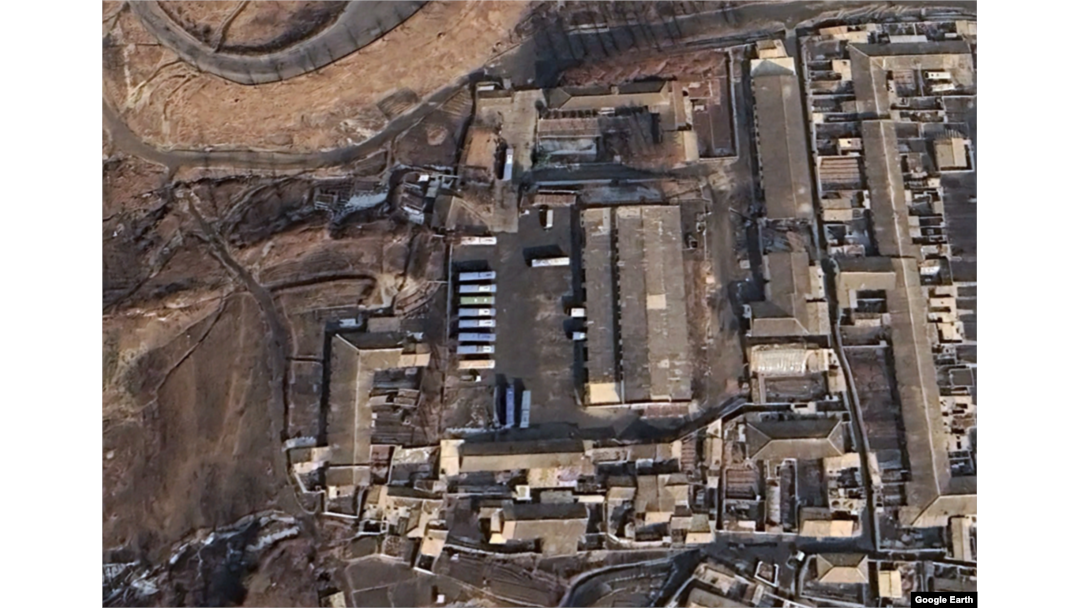 개성 시내 버스 차고지에서 한국 버스 여러 대를 볼 수 있다. 자료=Airbus (via Google Earth)