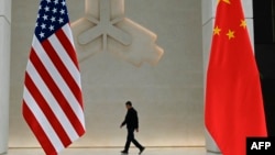 美中國旗。