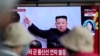 Una pantalla muestra una imagen de archivo del gobernante norcoreano Kim Jong Un en un noticiero que informa sobre el reciente lanzamiento de un misil norcoreano el jueves 13 de abril de 2023, en la Estación Ferroviaria de Seúl, Corea del Sur. 