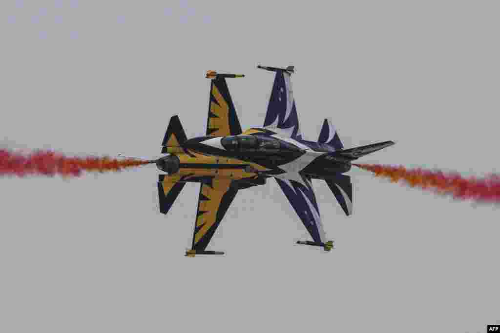 Members of South Korea's Black Eagle aerobatics team perform a display at the Seoul International Aerospace and Defense Exhibition (ADEX) in Seongnam, south of Seoul. (Photo by ANTHONY WALLACE / AFP)