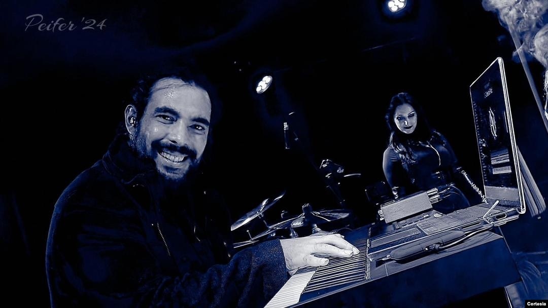 El músico venezolano Francesco Antonelli estudió piano clásico en la Universidad de Los Andes (ULA), en Mérida.