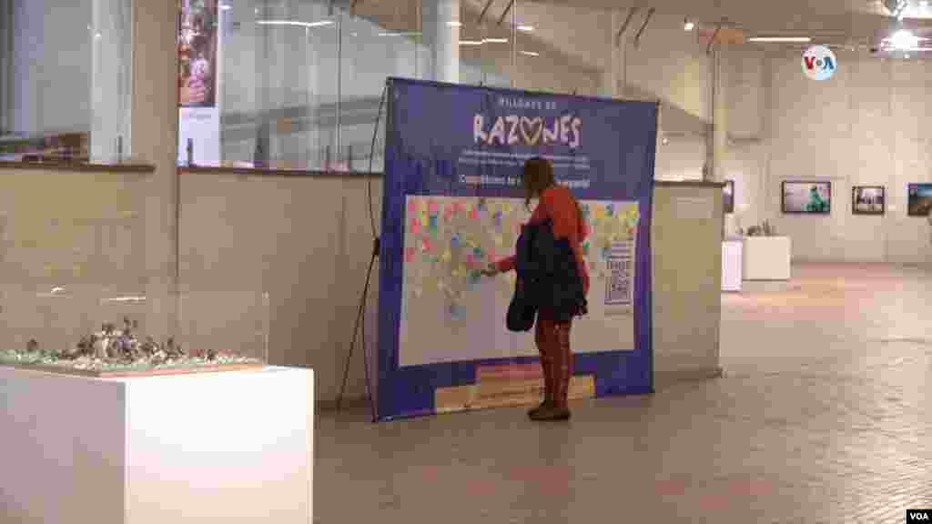 La exposición de 70 piezas es un relato de aquellas personas que salen de sus hogares en busca de protección y mejores oportunidades de vida. 