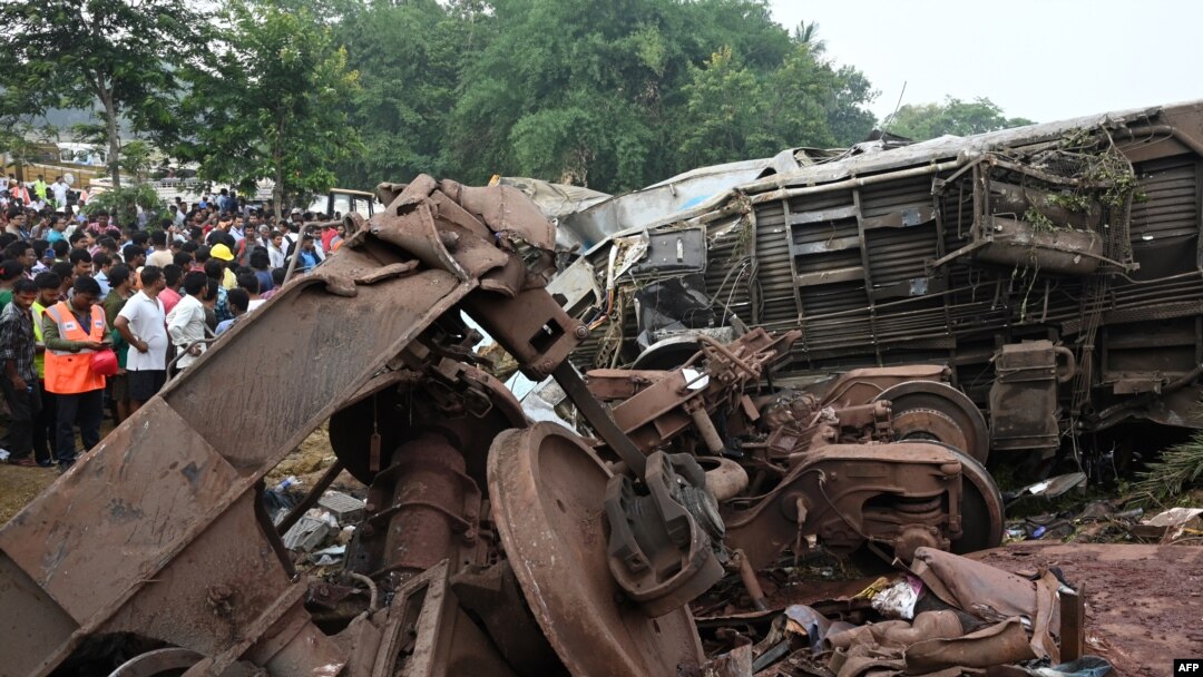 Los equipos de rescate y los espectadores se reúnen junto a los restos de una colisión de tres trenes cerca de Balasore, a unos 200 kilómetros de la capital del estado, Bhubaneswar, en el estado oriental de Odisha, el 3 de junio de 2023.