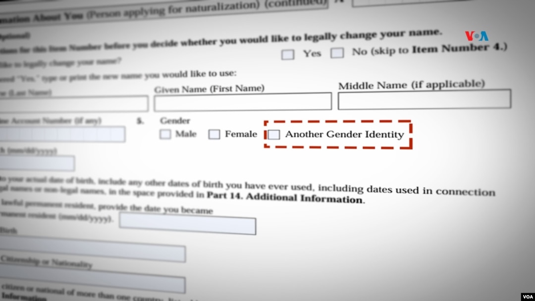 Formulario actualizado del USCIS para solicitar la ciudadanía estadounidense donde aparece la opción de "otra identidad de género".