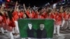 Los juerguistas de la escuela de samba Salgueiro sostienen una bandera que representa al periodista británico Dom Phillips y al experto en temas indígenas brasileños Bruno Pereira, como homenaje en el Carnaval en el Sambódromo de Río de Janeiro, Brasil, el 12 de febrero de 2024.