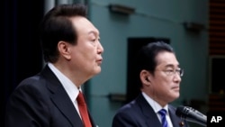 윤석열 한국 대통령과 기시다 후미오 일본 총리가 지난해 3월 도쿄에서 정상회담에 이어 공동기자회견을 했다.