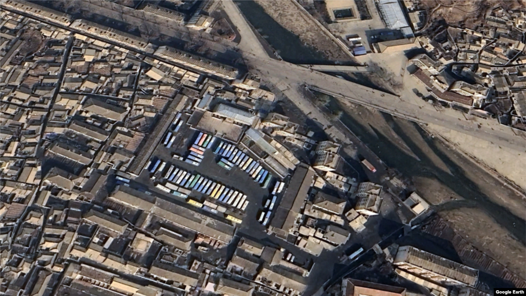 개성 시내 버스 차고지를 촬영한 위성사진에서 한국 버스 60대가 발견됐다. 자료=Airbus (via Google Earth)