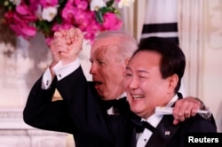 拜登總統和南韓總統尹錫悅在白宮的晚宴上。（2023年4月26日）