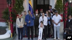 El presidente Nicolás Maduro junto a Alex Saab, su familia y el jefe de la delegación negociadora del gobierno, Jorge Rodríguez.