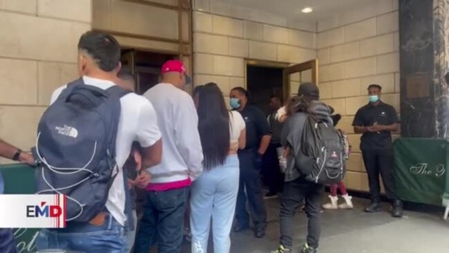 Escasez de recursos empuja a los migrantes a las calles de Nueva York