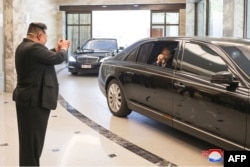 지난 13일 김정은 북한 국무위원장이 자오러지 중국 전국인민대표대회 상무위원장을 배웅하는 모습.