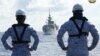 Thủy thủ Philippines theo dõi tàu HMCS Montreal của Canada trong Hoạt động hợp tác hàng hải đa phương (MMCA) chung giữa Philippines, Hoa Kỳ, Canada và Úc tại Biển Đông.