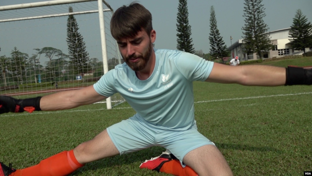 French goalkeeper, Matthias Leroy, warms up before a game, Oct. 6, 2023. (Dave Grunebaum/VOA)
