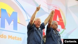 José Raúl Mulino (der.), candidato que se erigió como favorito a las elecciones presidenciales de Panamá 2024. Junto a Mulino, el exmandatario Ricardo Martinelli, a quien sustituyó luego de que éste se refugió en la embajada de Nicaragua en Ciudad de Panamá.