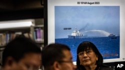 ภาพของเรือยามชายฝั่งจีนระบุว่าได้ฉีดน้ำแรงดันสูงไปในทิศทางของเรือรบฟิลิปปินส์ ในการแถลงข่าวกรณีเรือส่งเสบียงฟิลิปปินส์ ที่กระทรวงต่างประเทศ กรุงมะนิลา ฟิลิปปินส์ 7 สิงหาคม 2023