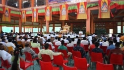 དགའ་ལྡན་ཤར་རྩེ་གྲྭ་ཚང་དུ་རྒྱ་གར་བ་ནང་པ་སུམ་བརྒྱ་ལྷག་ལ་ནང་ཆོས་བགྲོ་གླེང་གོ་སྒྲིག་གནང་བ།