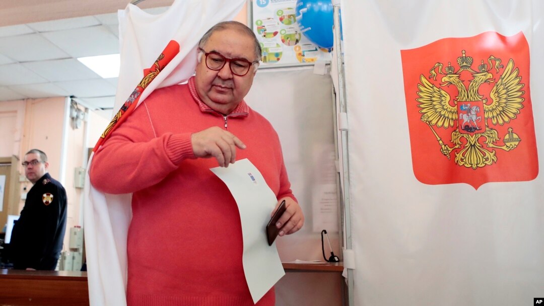 Milliarder Alisher Usmonov Moskvada 2018-yilning 18-martidagi prezident saylovida ovoz bermoqda 