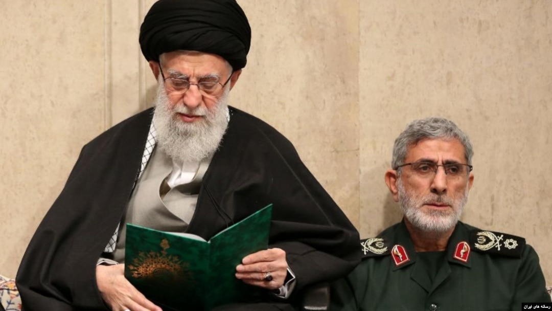 اسماعیل قاآنی در کنار علی خامنه‌ای