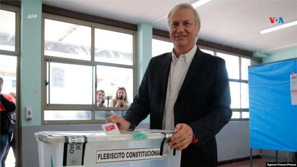 El ex candidato presidencial chileno y fundador del Partido Republicano de extrema derecha, José Antonio Kast, vota durante el referendo sobre la nueva propuesta de constitución de Chile, en Santiago.