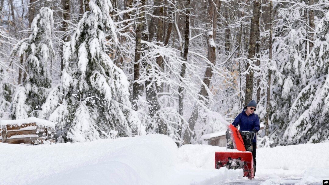Meghan Hall limpia la nieve de su entrada después de una tormenta de invierno, el miércoles 15 de marzo de 2023, en Polonia, Maine. La tormenta arrojó nieve pesada y húmeda en partes del noreste, lo que provocó decenas de miles de cortes de energía. (Foto AP/Robert F. Bukaty)