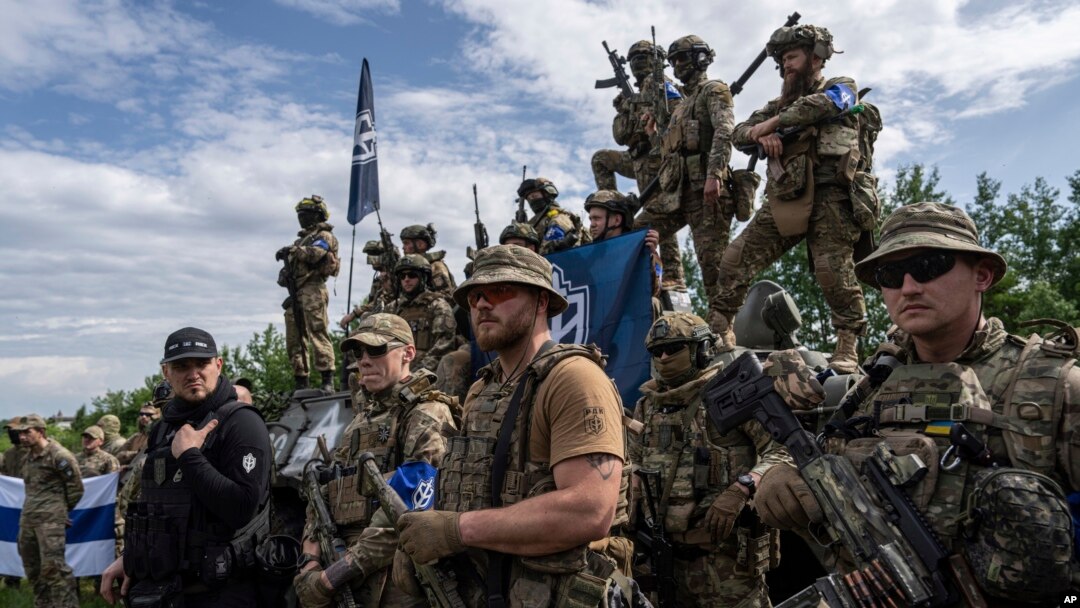 Combatientes del Cuerpo de Voluntarios Rusos se preparan para la conferencia de prensa no lejos de la frontera en la región de Sumy, Ucrania, el miércoles 24 de mayo de 2023.